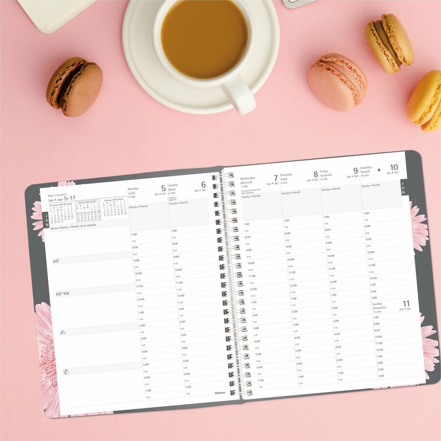 Agenda hebdomadaire/mensuel Blueline 2026 ruban rose, 13 mois, de décembre à décembre, 8,5 po x 6,75 po, marguerite rose, bilingue