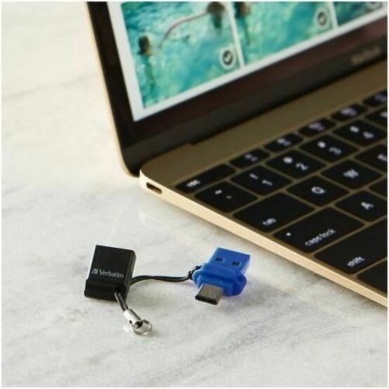 Verbatim 32GB Store 'n' Go Dual USB 3.2 Gen 1 Flash Drive for USB-C™ Devices - Blue