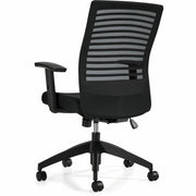 Chaise Basics Elora dossier en maille – Tissu Dance, dossier mi-hauteur, synchro-inclinaison