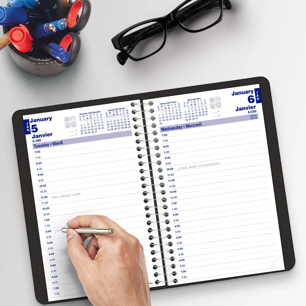 Agenda journalier 12 mois Blueline 2026 Essential – Janvier à décembre – 8 po x 5 po – Noir – Bilingue